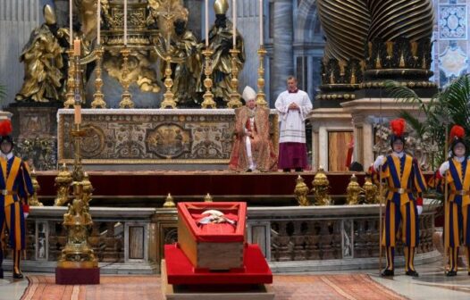 Caixão de Papa Francisco é fechado e velório termina no Vaticano