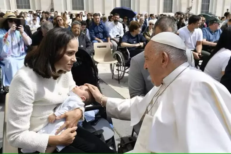 Leticia Cazarré revela conselho que recebeu do Papa e compartilha nova internação da filha