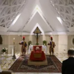 Funeral do Papa Francisco será marcado pela simplicidade em relação aos antecessores; entenda