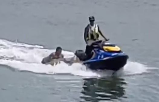 Homem é resgatado por guarda-vidas após quase se afogar no Rio Ceará, em Fortaleza