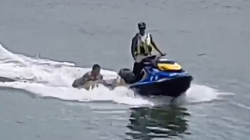 Homem é resgatado por guarda-vidas após quase se afogar no Rio Ceará, em Fortaleza