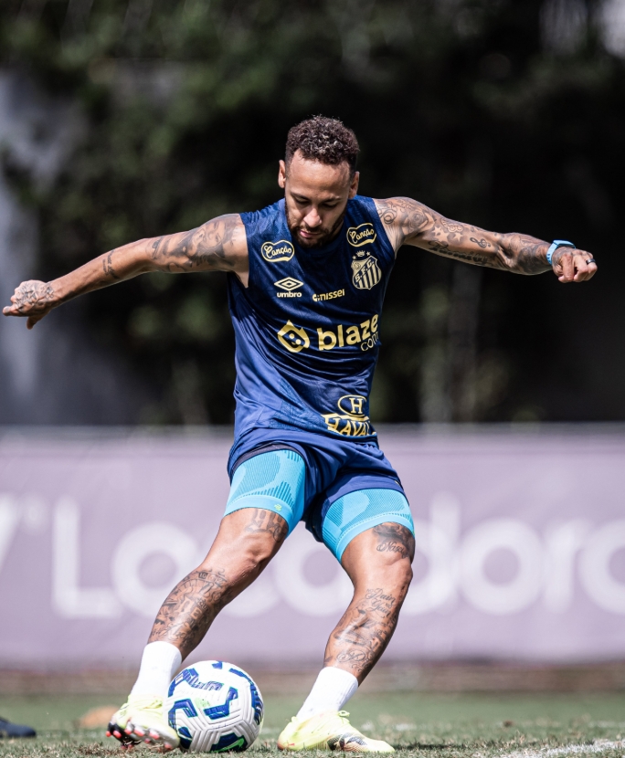 Neymar treina no campo com o Santos, mas deve ser reserva contra Fluminense por falta de ritmo