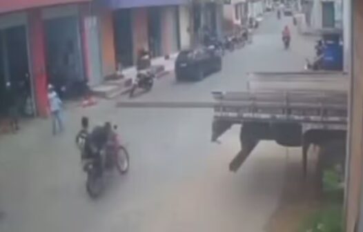 Adolescente cai de motocicleta após ser atingido por treliças de ferro em caminhão no interior do Ceará