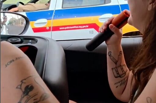 Cantora viraliza ao cantar “Seu Polícia” para viatura em patrulha