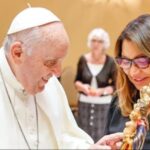 Janja se emociona e lembra apoio do papa Francisco a Lula durante prisão do petista