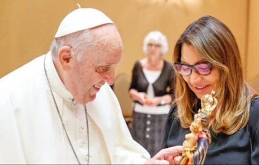 Janja se emociona e lembra apoio do papa Francisco a Lula durante prisão do petista