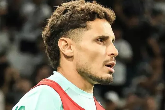 Raphael Veiga e Moreno voltam aos treinos no Palmeiras e ficam à disposição contra o Sport
