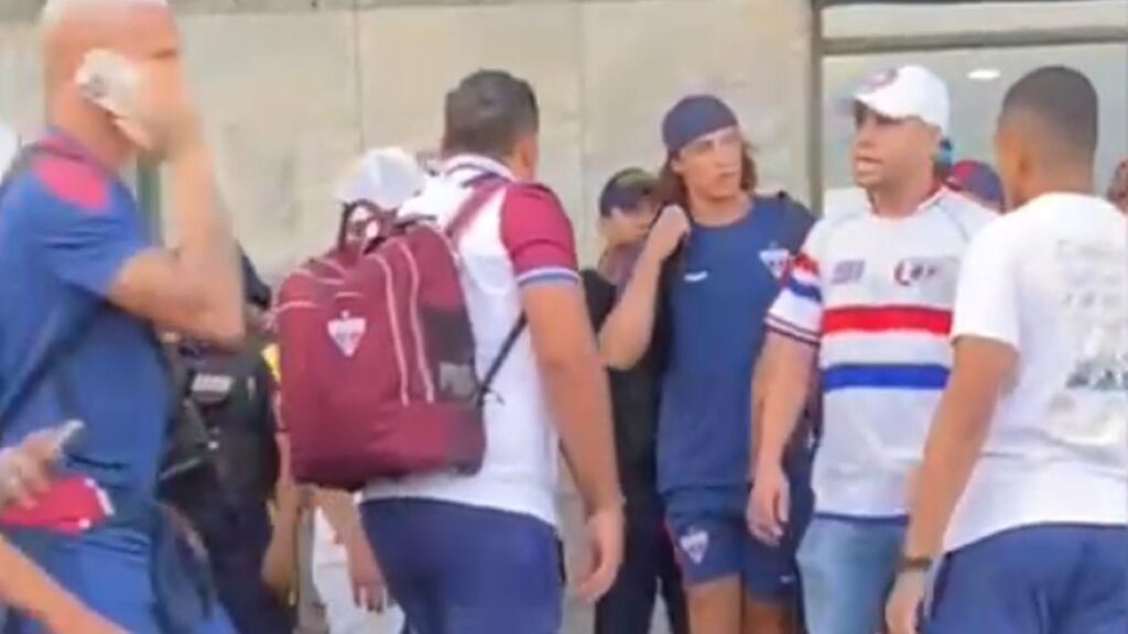David Luiz é cercado por torcedores do Fortaleza em protesto na chegada ao aeroporto