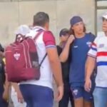 David Luiz é cercado por torcedores do Fortaleza em protesto na chegada ao aeroporto