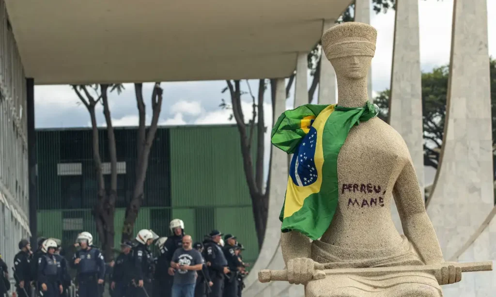 Mulher que pichou frase “Perdeu, mané” em estátua é condenada a 14 anos de prisão