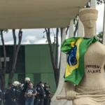 Mulher que pichou frase “Perdeu, mané” em estátua é condenada a 14 anos de prisão