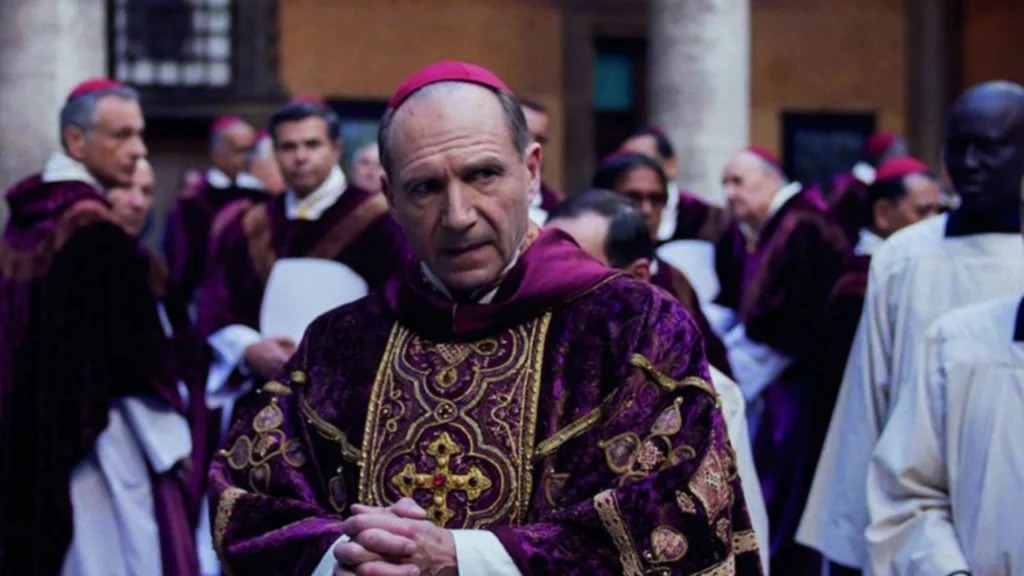 Filme ‘Conclave’ volta aos cinemas brasileiros após morte do Papa Francisco
