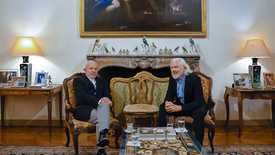 Lula se reúne com Julian Assange, fundador do WikiLeaks, durante viagem ao Vaticano
