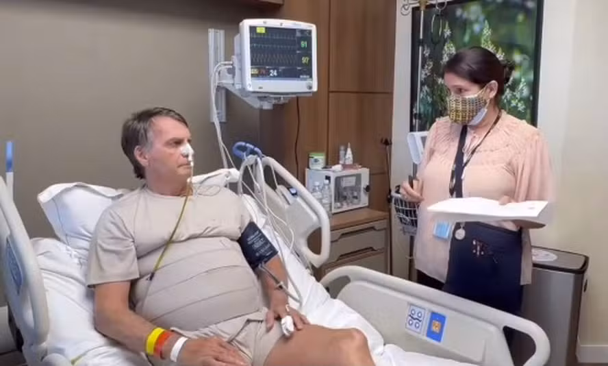 Após fazer live, Bolsonaro é intimado em quarto de UTI e se irrita com oficial