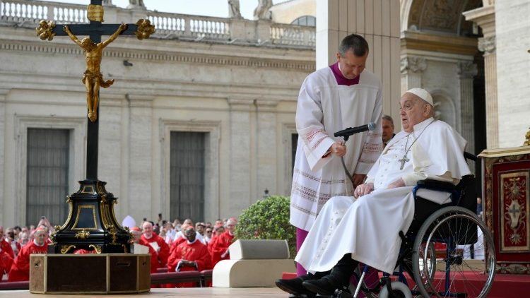 Papa Francisco surpreende fiéis com aparição na missa de Domingo de Ramos