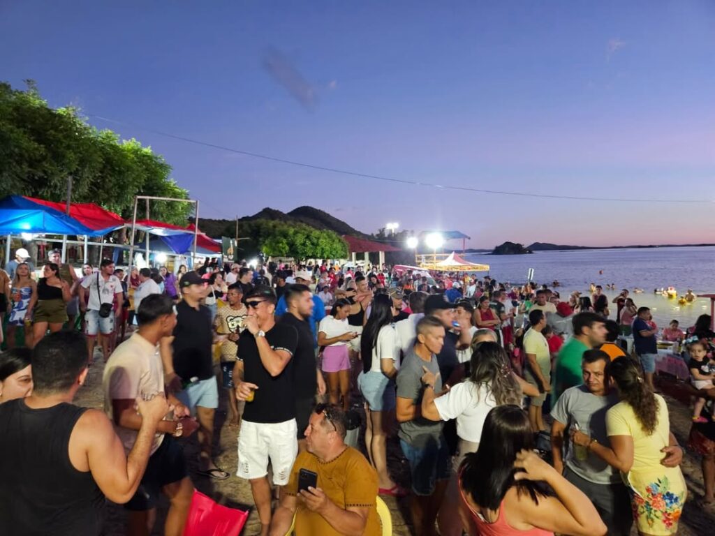 Segundo maior açude do Ceará, Orós volta a sangrar após 14 anos e reúne população