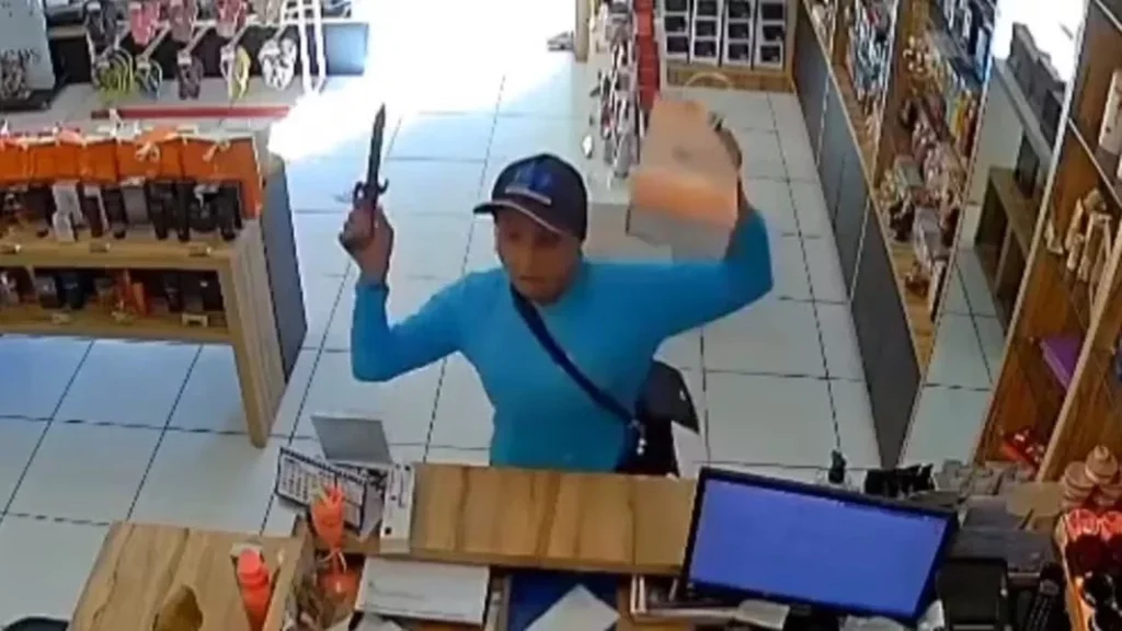 Assaltante se atrapalha, deixa faca cair e é presa após ser expulsa por vendedoras