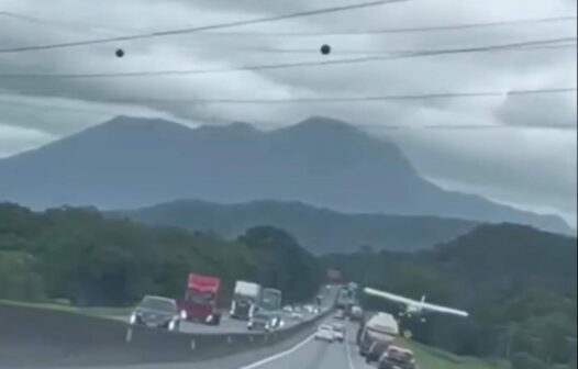 Avião monomotor faz pouso forçado em meio a carros e caminhões na BR-101; vídeo