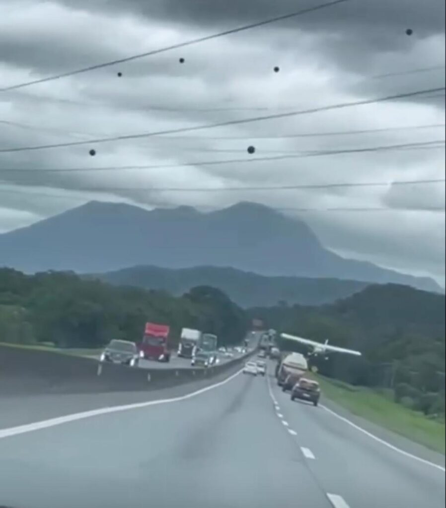 Avião monomotor faz pouso forçado em meio a carros e caminhões na BR-101; vídeo