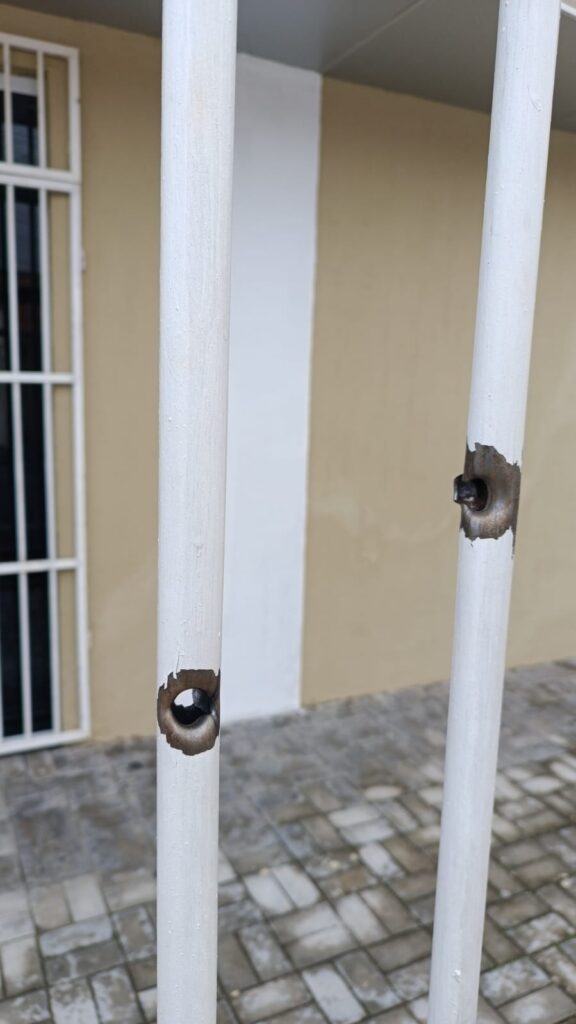 Igreja e residência de policial militar são alvos de ataques a tiros em Maracanaú; polícia investiga os casos