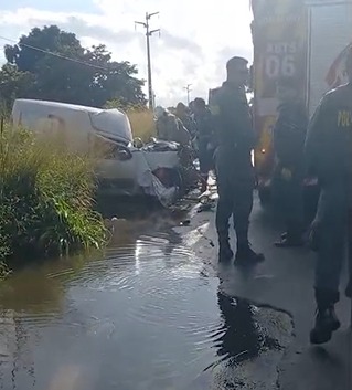 Motorista fica preso às ferragens após colisão entre carro e ônibus na CE-253, em Pacajus