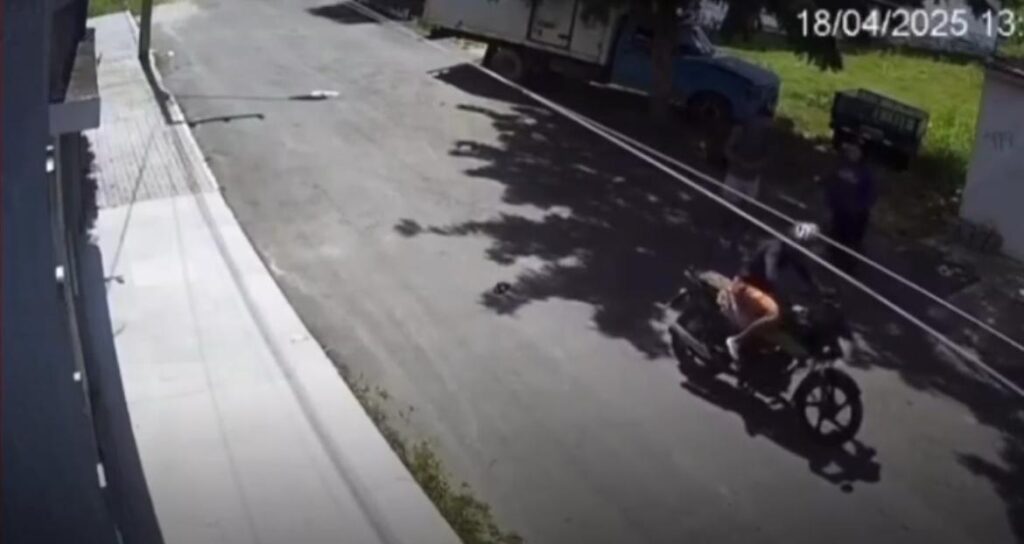 Assaltantes não conseguem ligar moto da vítima e fogem correndo; veja vídeo