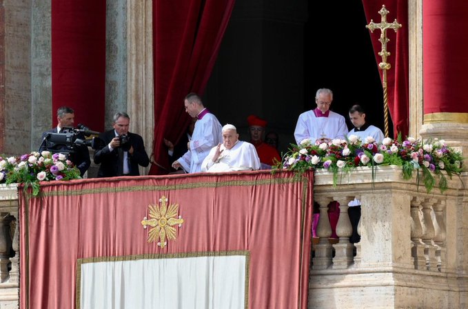 Papa Francisco reaparece no Domingo de Páscoa e dá bênção aos fiéis