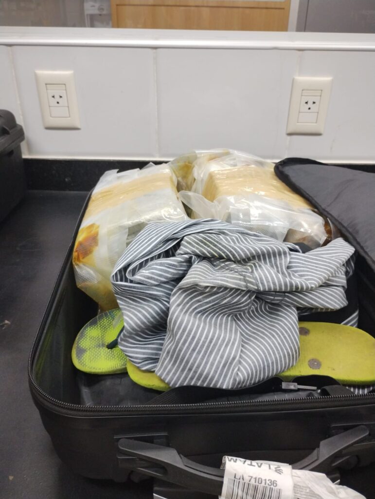 Passageiro é preso ao desembarcar em Fortaleza com 7,6 quilos de maconha na mala