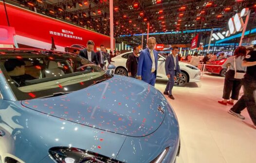 Elmano de Freitas apresenta Polo Automobilístico do Ceará em feira na China