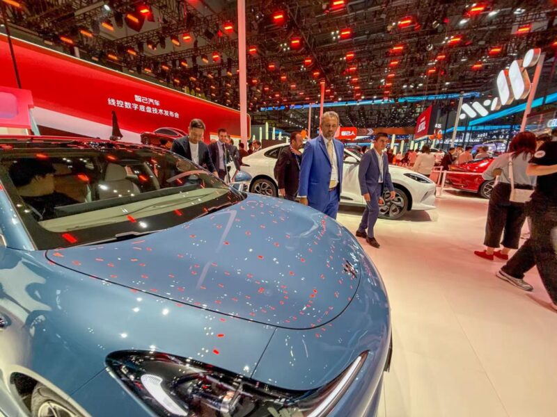 Elmano de Freitas apresenta Polo Automobilístico do Ceará em feira na China