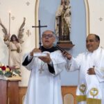 Fiéis em Fortaleza celebram Rosário da Madrugada com cruz original da primeira missa no Brasil
