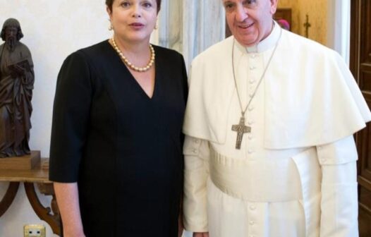 Dilma Rousseff lamenta morte do Papa e destaca o caráter humano