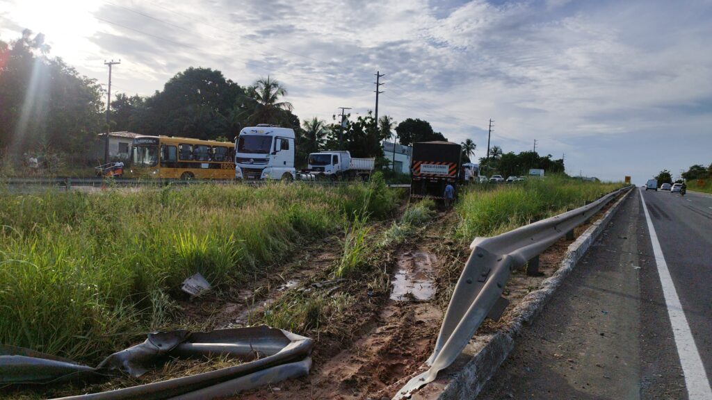 Veículo sai da pista na BR-116 após caminhoneiro ser feito refém por assaltantes