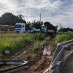 Veículo sai da pista na BR-116 após caminhoneiro ser feito refém por assaltantes