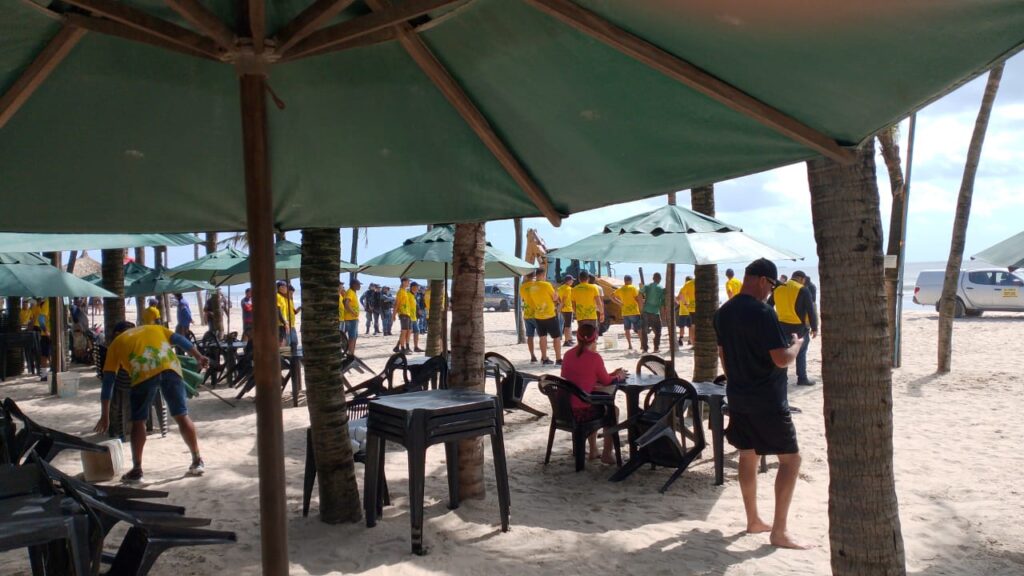 Barracas são derrubadas na Praia do Futuro em operação contra construções irregulares