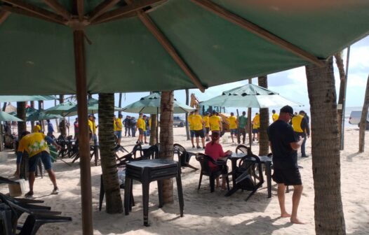 Barracas são derrubadas na Praia do Futuro em operação contra construções irregulares