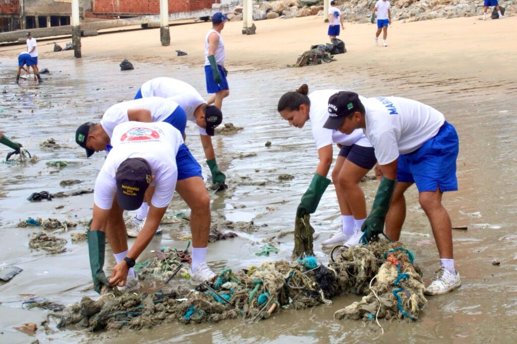 Militares da Marinha retiram uma tonelada de lixo reciclável em praia de Fortaleza