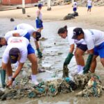 Militares da Marinha retiram uma tonelada de lixo reciclável em praia de Fortaleza