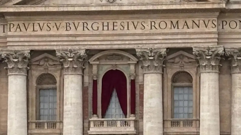 Cortina vermelha é instalada na Basílica de São Pedro, para anúncio do novo papa