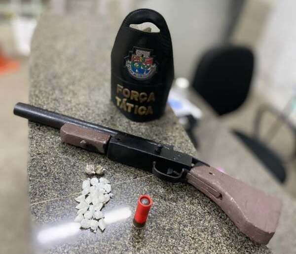 Policiais encontram espingarda e drogas escondidas em casa abandonada em Horizonte/CE