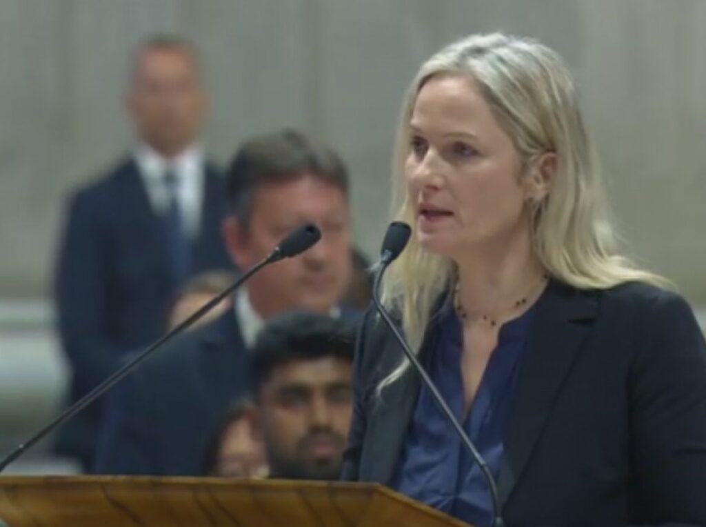 Saiba quem é Andressa Collet, brasileira que leu Oração Universal na missa de abertura do conclave