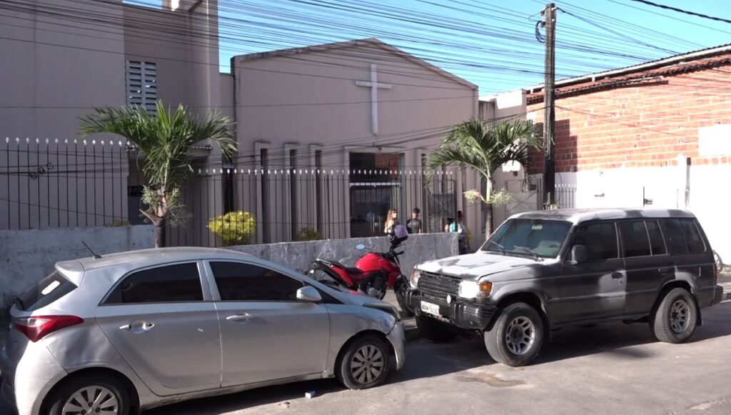 Velório de vítimas da chacina na Barra do Ceará reúne familiares e moradores em Fortaleza