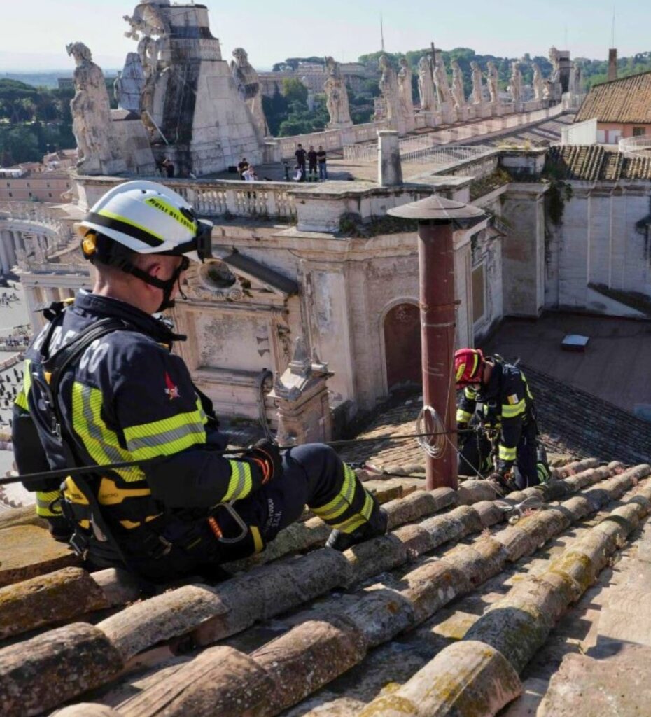 Bombeiros instalam chaminé que vai comunicar a escolha do novo papa, na Capela Sistina