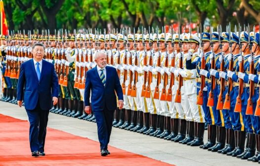 Lula é recebido por Xi Jinping ao som de Gilberto Gil em cerimônia oficial na China