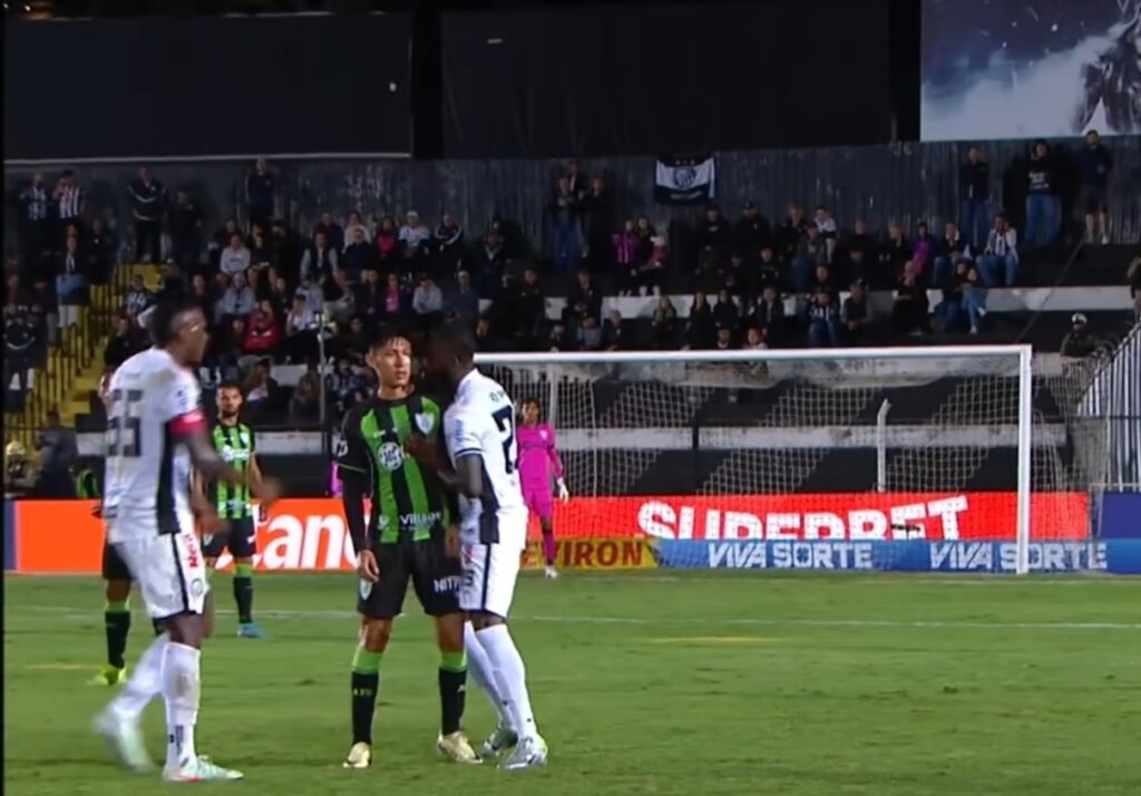 Boliviano que pertence ao Santos é preso por injúria racial em jogo da Série B