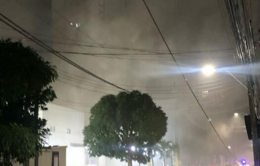 Incêndio atinge chaminé de lanchonete de rede multinacional em Fortaleza