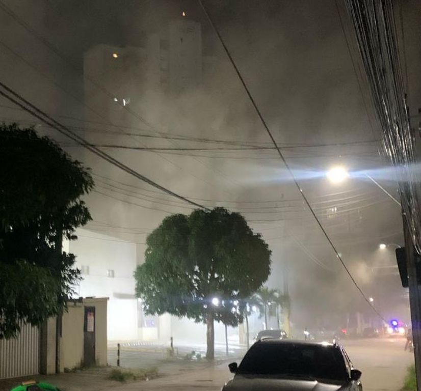 Incêndio atinge chaminé de lanchonete de rede multinacional em Fortaleza