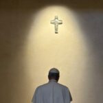 Papa Leão XIV reza diante do túmulo de Francisco e visita ícone mariano em Roma
