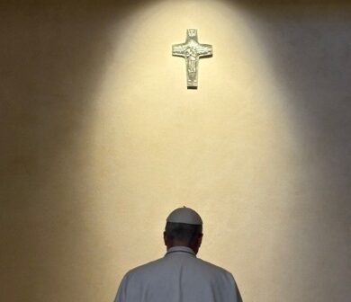 Papa Leão XIV reza diante do túmulo de Francisco e visita ícone mariano em Roma