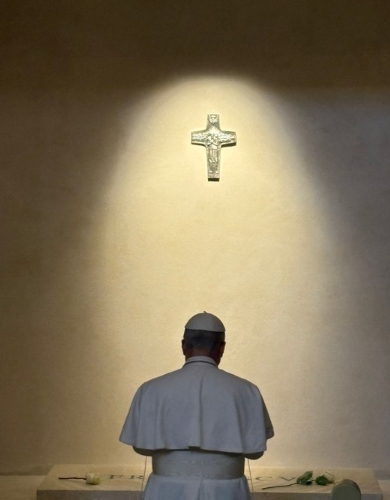Papa Leão XIV reza diante do túmulo de Francisco e visita ícone mariano em Roma